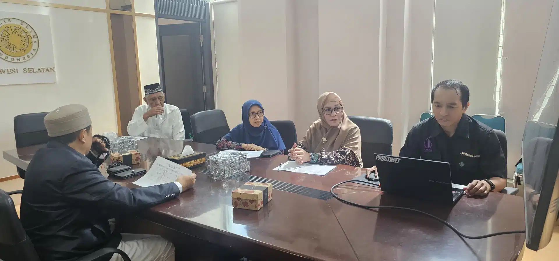 LPH Madani Indonesia membuktikan kiprahnya dengan mengajukan 5 pelaku usaha, mulai dari RPU hingga kosmetik, dalam Sidang Komisi Fatwa MUI Sulawesi Selatan.
