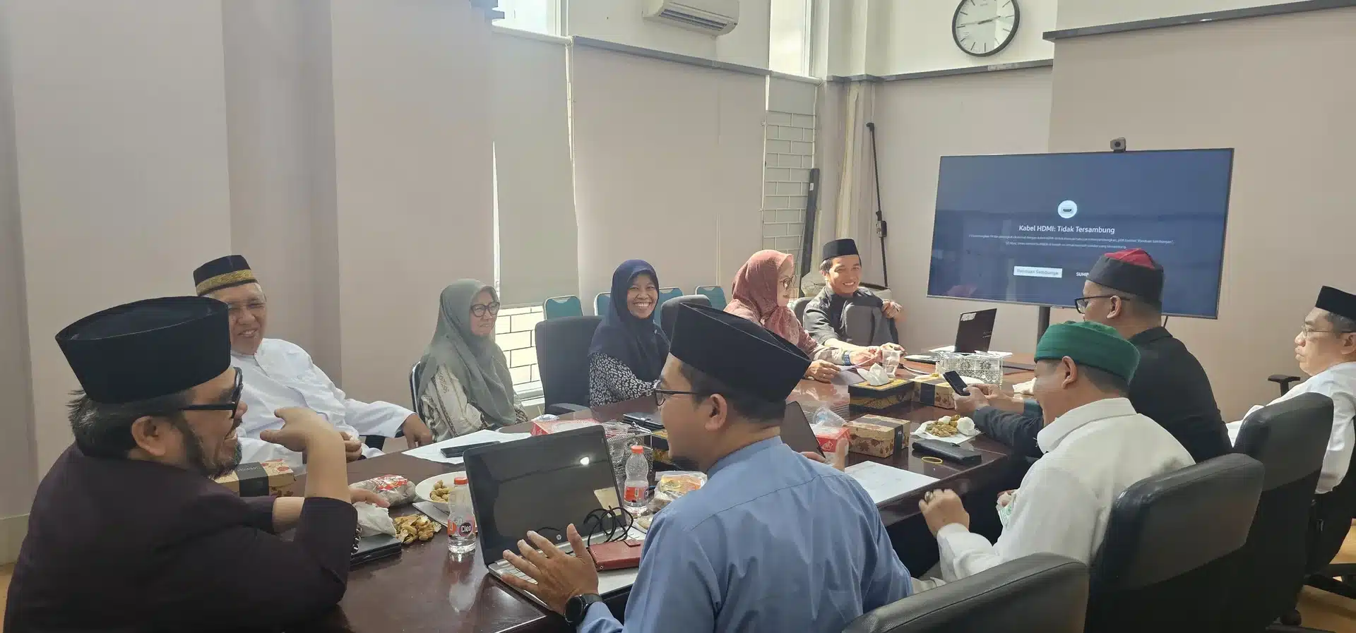 Ketua Komisi Fatwa MUI Sulsel, Prof. Dr. KH. M. Rusydi Khalid, MA., memimpin jalannya sidang ketetapan halal untuk tujuh pelaku usaha di Makassar